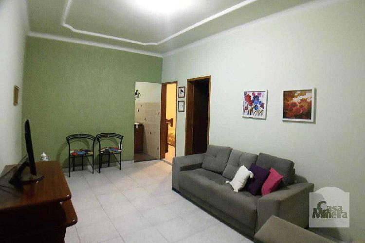 Casa, Sagrada Família, 2 Quartos, 2 Vagas, 0 Suíte
