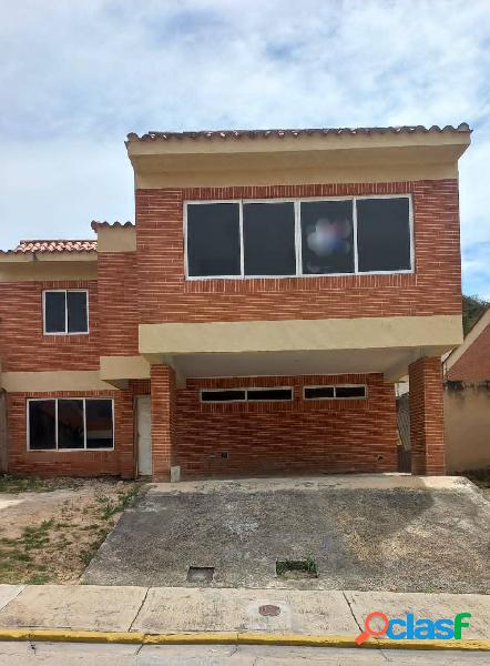 En venta casa en Lomas del Country Guataparo