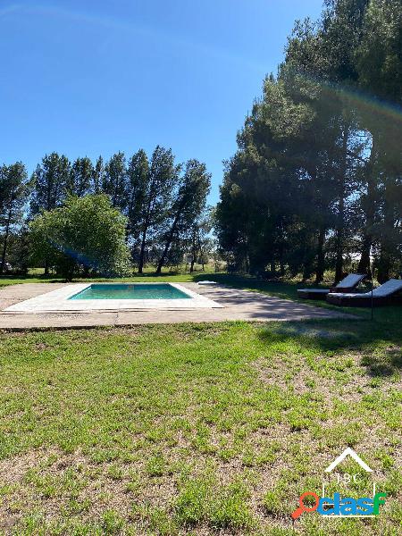 CASA QUINTA EN VENTA, FRENTE A BOSQUE ALTO CON GRAN PARQUE Y