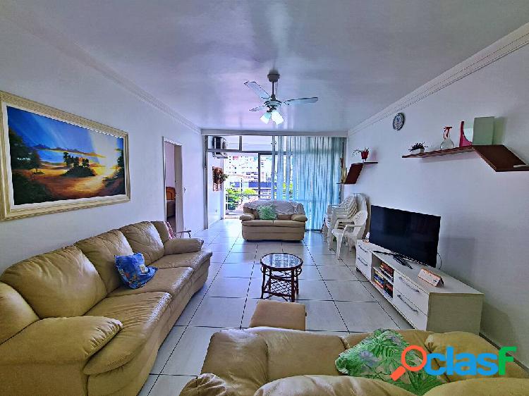 LINDO APARTAMENTO, MUITO AMPLO, 02 QUADRAS DA PRAIA!