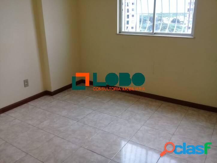 Apartamento com 2 quartos, excelente localização.