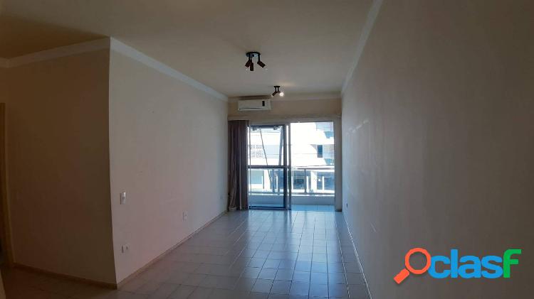 OPORTUNIDADE! AMPLO APARTAMENTO, 250M DO MAR COM SACADA E