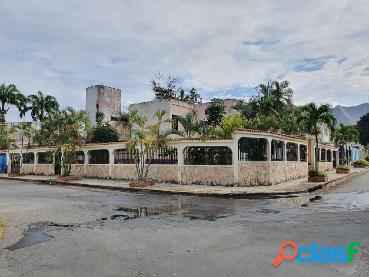 CASA DE ESQUINA EN VENTA. TRIGAL NORTE CALLE CERRADA