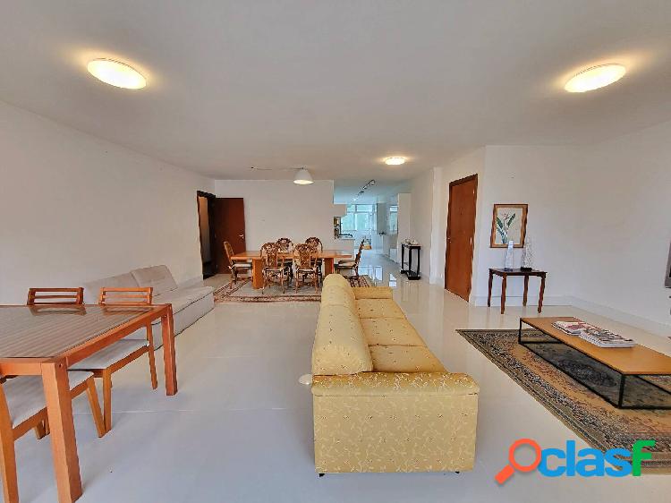 APARTAMENTO ENORME, FRENTE AO MAR, COM LAZER!