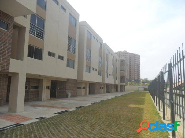 VENTA DE MODERNO TOWNHOUSE ALTOS DE ARICAGUA