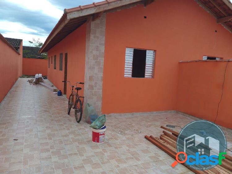 Casa lado praia com quintal imenso.