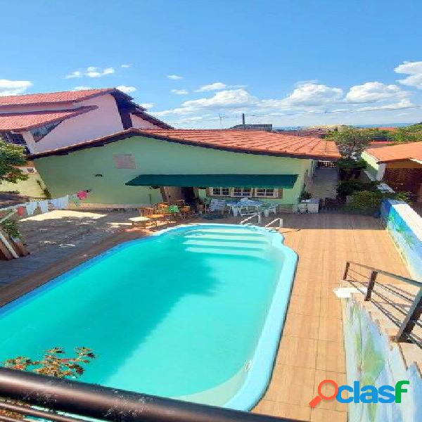 OTIMA CASA COM PISCINA E 5 DORMITORIOS