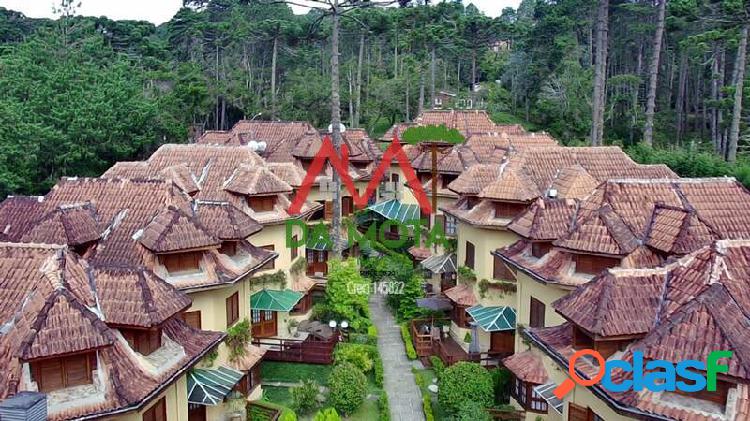 Casa Tríplex em Condomínio fechado