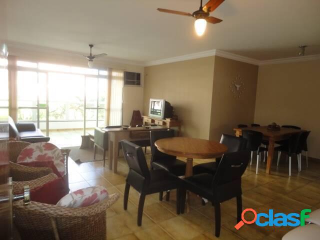 "Apartamento com sacada, 04 dormitórios, lado praia"