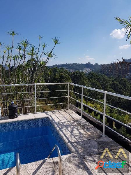 LINDA CASA À VENDA NO TAMBORÉ COM ESTILO E PERSONALIDADE
