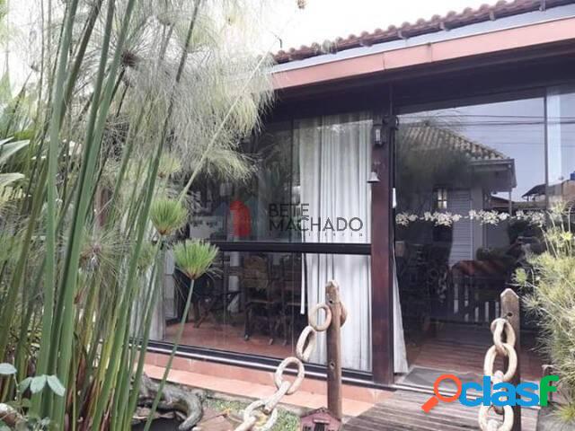 Casa linear 4 suítes em condomínio em Vargem Grande