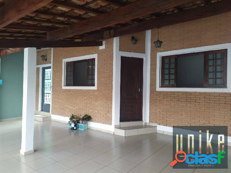 EXCELENTE CASA NO BOSQUE DOS EUCALIPTOS com 3 dorm COM