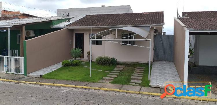 CASA SEMIMOBILIADA COM 2 QUARTOS EM CONDOMÍNIO FECHADO NA