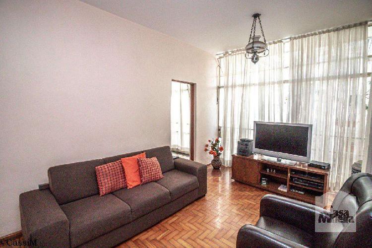 Casa, Colégio Batista, 3 Quartos, 4 Vagas, 0 Suíte