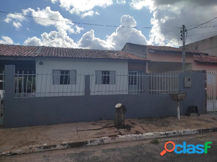 Aluga-se casa no Condomínio Santo Antônio