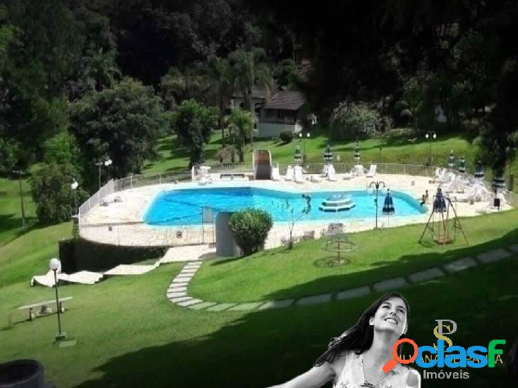 Casa À Venda em Condomínio Fechado - Segurança e Amplo