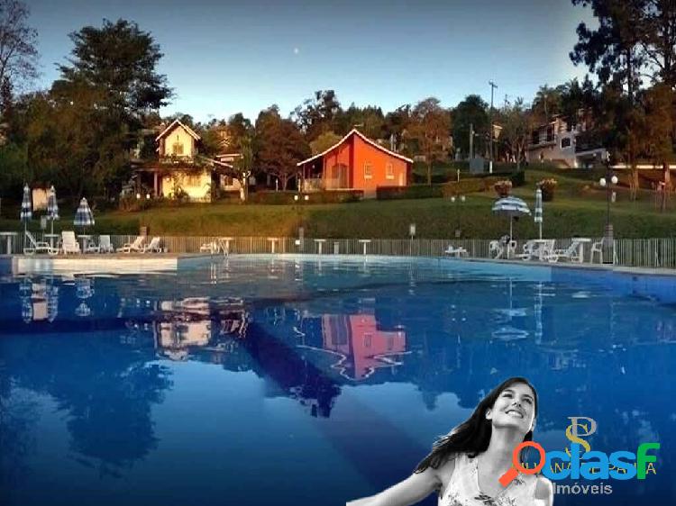 Casa À Venda ou Permuta em Condomínio Fechado.