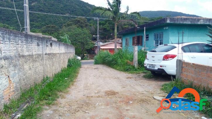Casa a venda com dois quartos apenas 40m do asfalto