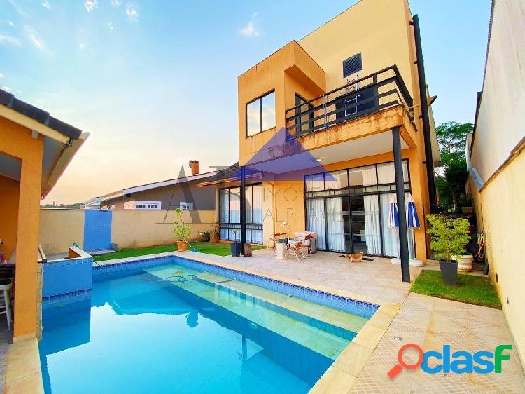 Linda casa atualizada no residencial Alpha 10.
