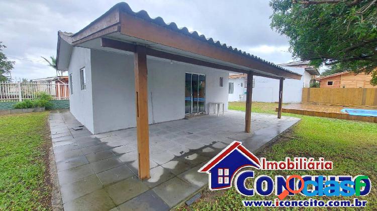 C556 - Ótima residência de esquina com piscina em Santa