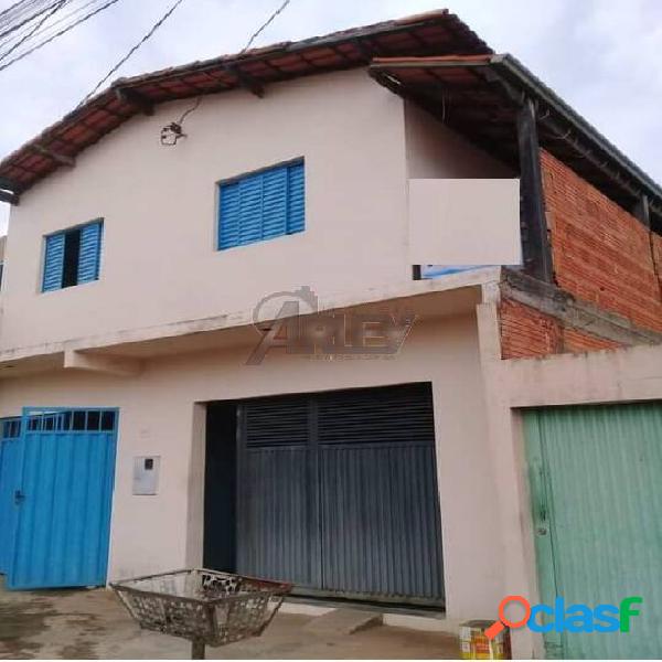 Casa a venda com 2 pavimentos no bairro Raul Lourenço em