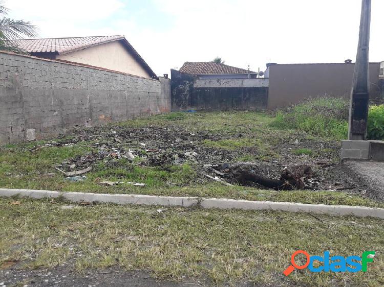 Terreno próximo a praia, com muro, calçada e topografia