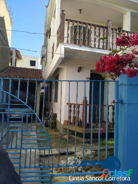 Centro: casa com 03 quartos, sendo 02 suítes