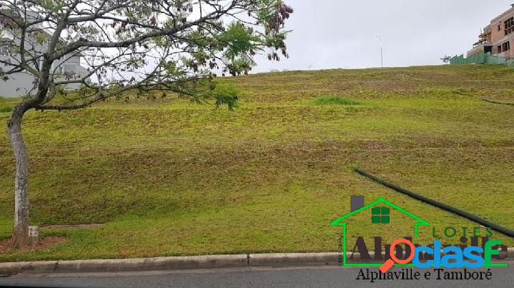 More na região alta de Alphaville: Terreno com 490m² à