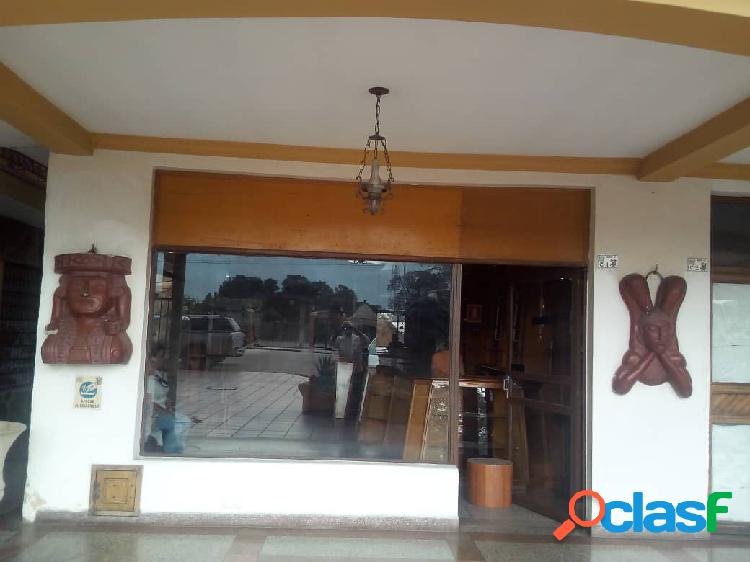 Se vende local de 43m2 en el centro comercial y profesional