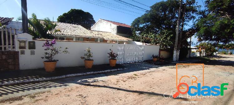 Casa colonial em condomínio de alto padrão.