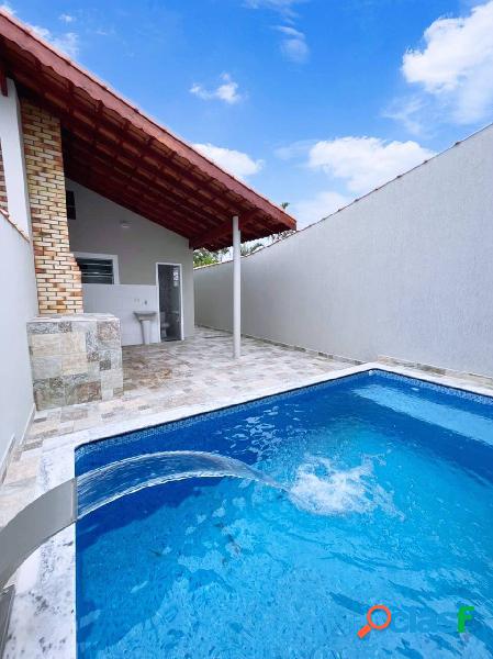 Casa nova de 2 dorms com piscina bem localizada em Mongaguá