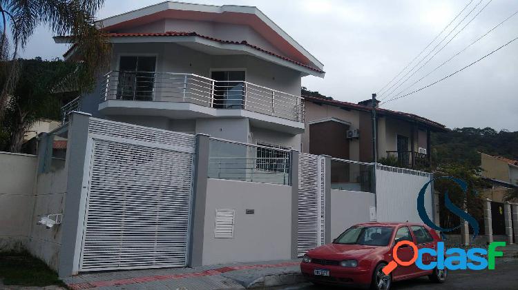 Excelente Casa com 3 dorm (1 st) no bairro Ressacada