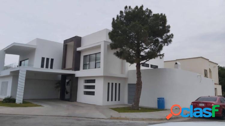 MODERNA, ELEGANTE Y SOFISTICADA RESIDENCIA A UN COSTADO DE