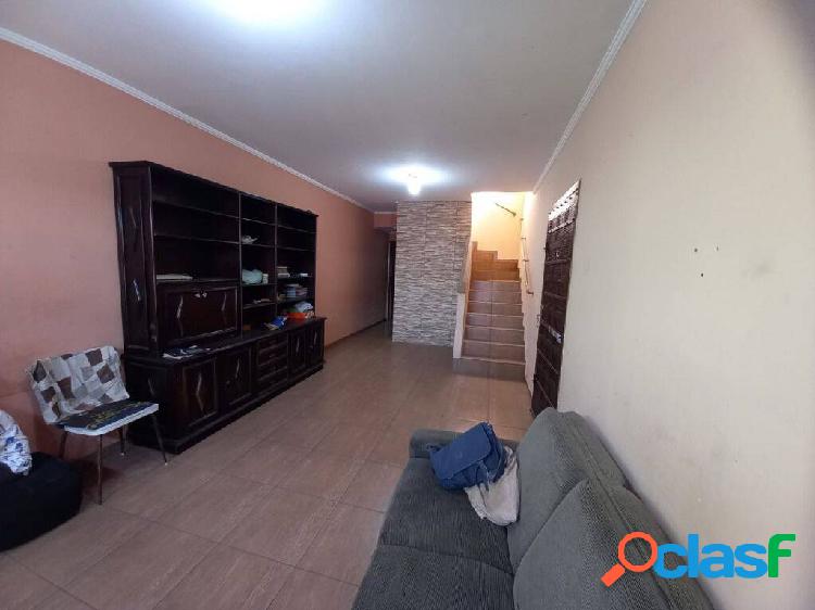 Sobrado com 3 dormitórios à venda, 180 m² por R$ 498.000