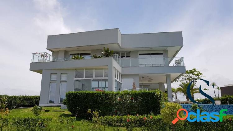 Ótima casa com 4 suítes em Condomínio fechado em