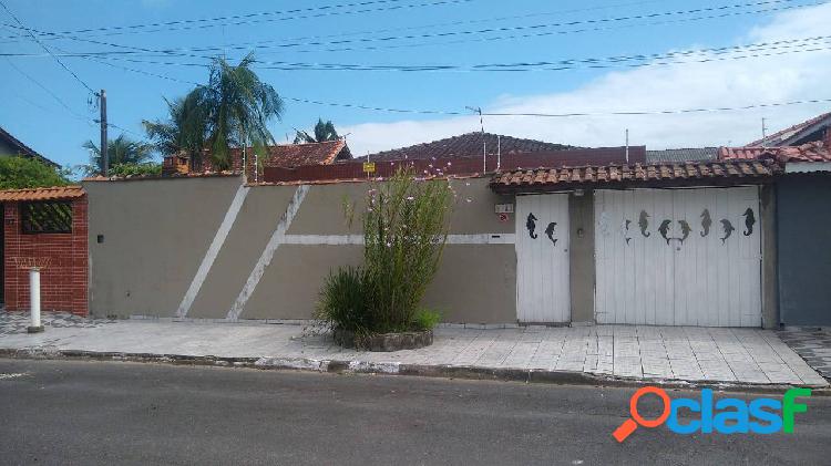 Ampla casa isolada no bairro Tude Bastos - 2 Dormitórios