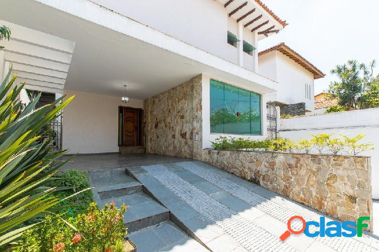 Casa com 4 quartos, 298m², à venda