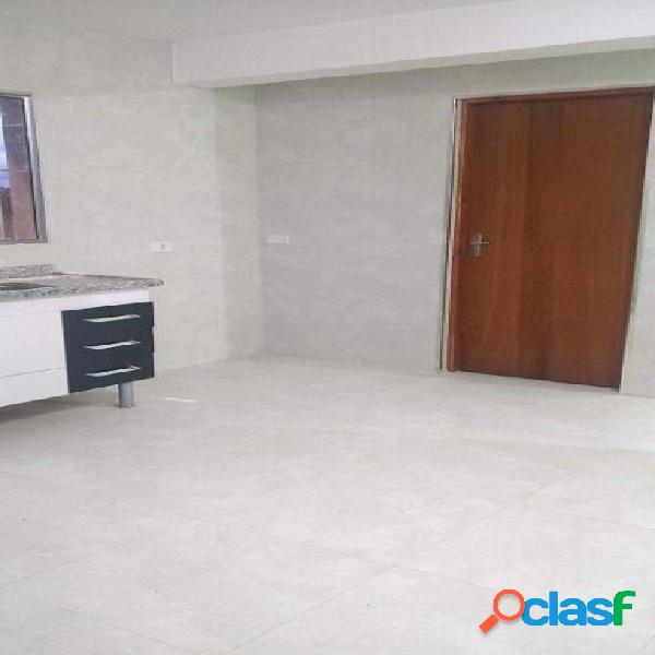 Casa com 1 dormitório para alugar, 60 m² por R$ 900/mês -