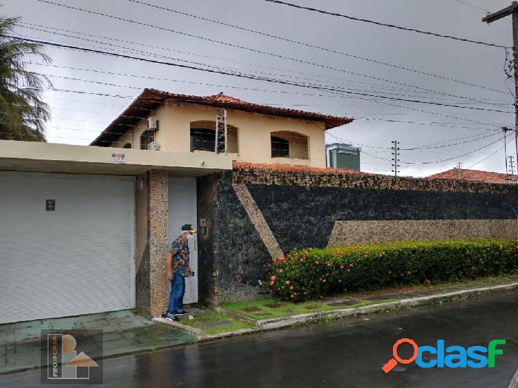 Excelente casa duplex no coração do Calhau, entre Av