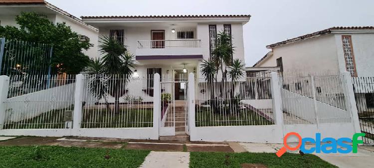 EN VENTA IMPECABLE CASA EN TRIGAL NORTE. CALLE CERRADA