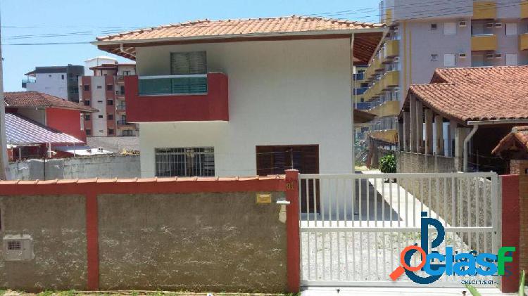 Casa nova a 200 metros do mar em Bairro nobre da Praia