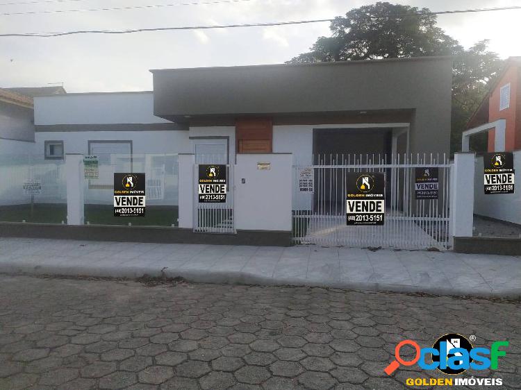 CASA COM TRES DORMITÓRIOS NO CENTRO DE TIJUCAS