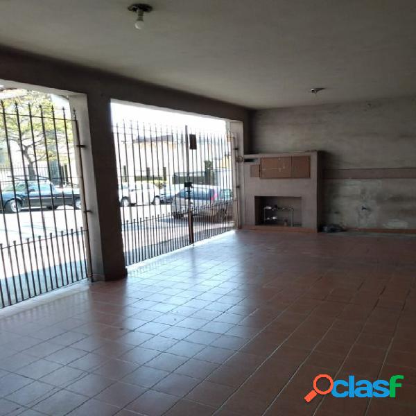 Casa com 2 quartos, 180m², à venda