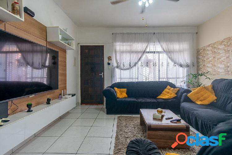 Casa com 3 quartos, 176m², à venda