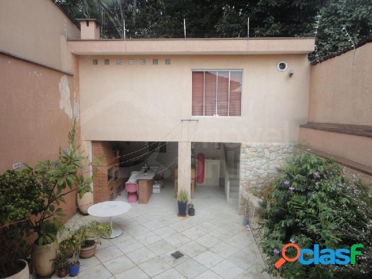 Casa com 3 quartos, 234m², à venda