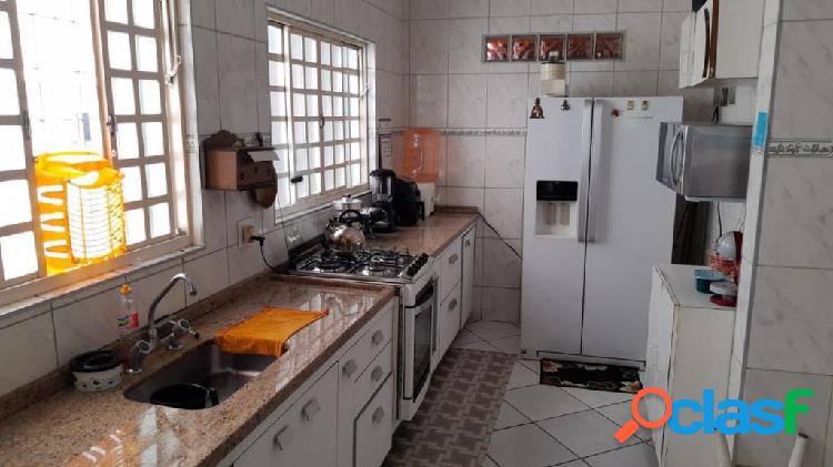 Casa com 3 quartos, 750m², à venda