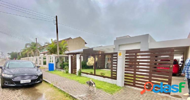 Linda casa, composta por 04 Dormitórios, suíte, uma quadra