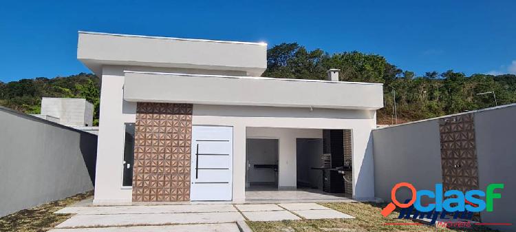 A casa é nova, acabou de ser construída.