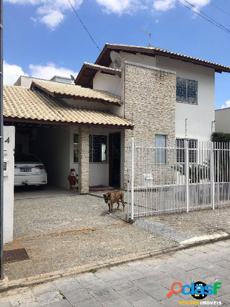 CASA COM DOIS DORMITORIOS SENDO UMA SUITE NO BAIRRO PRAÇA