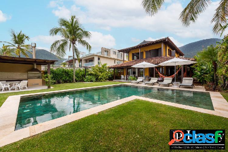 Casa à Venda em Frente ao Mar com 5 Suítes na Praia de